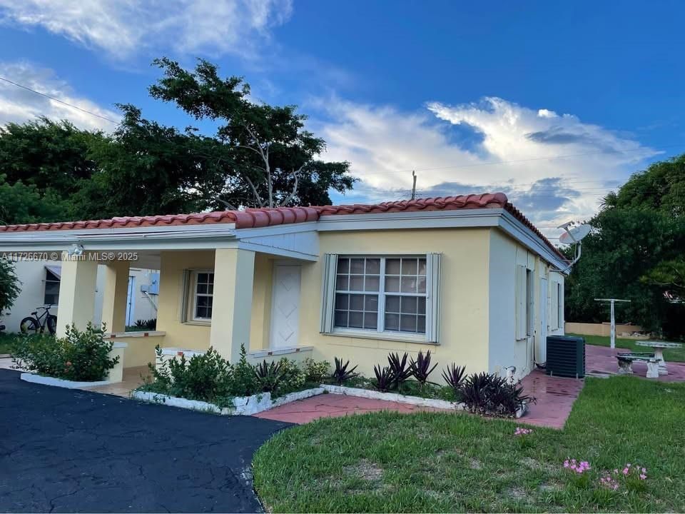 For Sale: $535,000 (2 beds, 1 baths, 880 Square Feet)