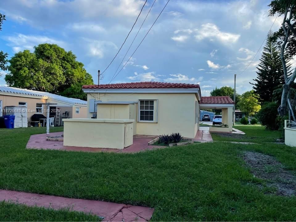 For Sale: $535,000 (2 beds, 1 baths, 880 Square Feet)