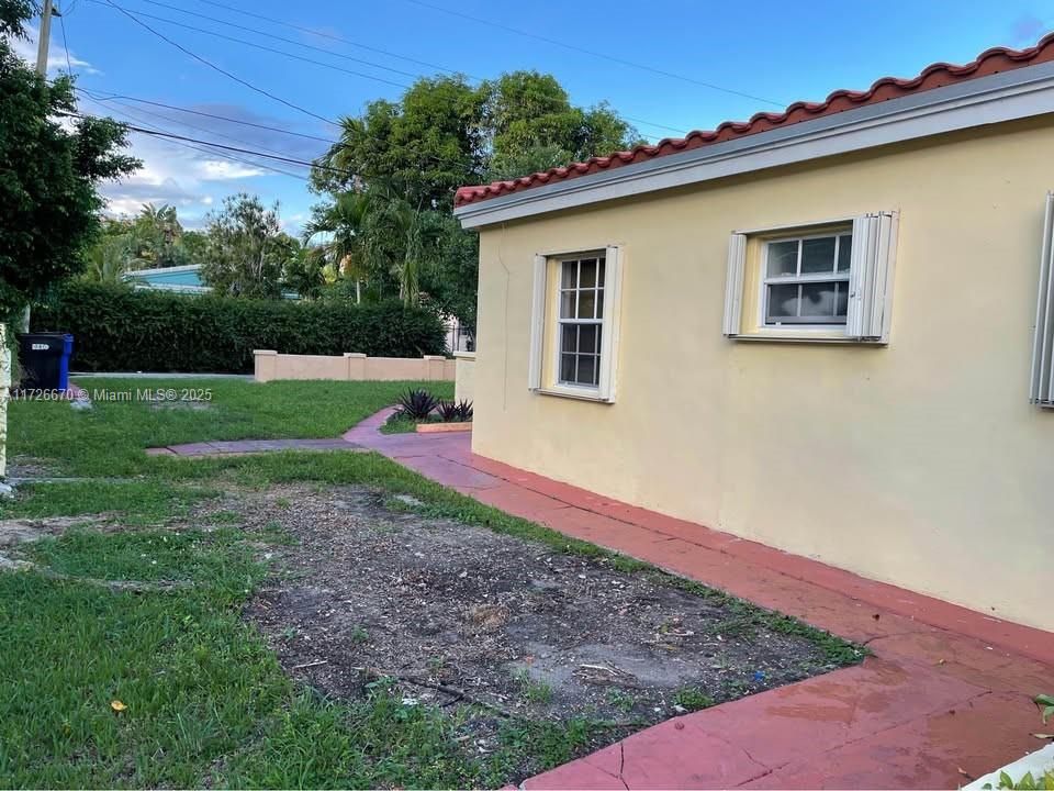 For Sale: $535,000 (2 beds, 1 baths, 880 Square Feet)