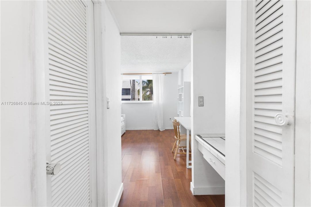 For Sale: $396,000 (1 beds, 1 baths, 662 Square Feet)