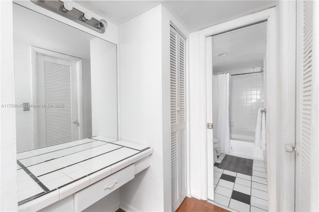 For Sale: $396,000 (1 beds, 1 baths, 662 Square Feet)