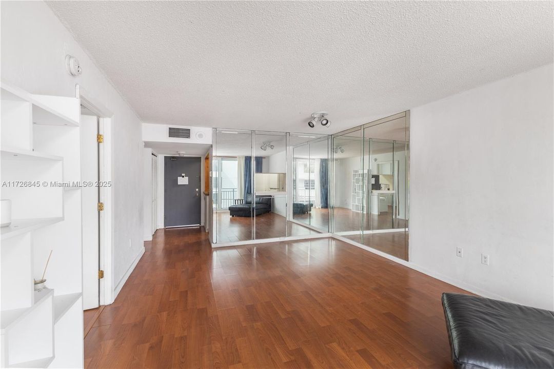 For Sale: $396,000 (1 beds, 1 baths, 662 Square Feet)