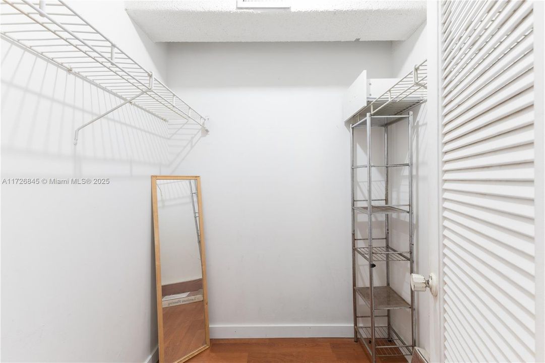 For Sale: $396,000 (1 beds, 1 baths, 662 Square Feet)