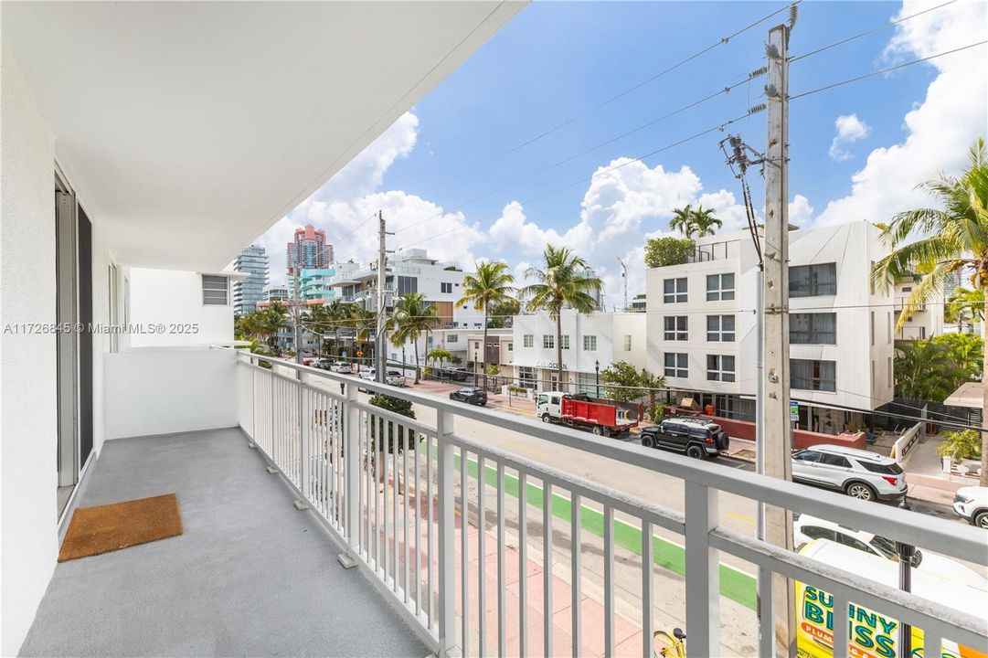 For Sale: $396,000 (1 beds, 1 baths, 662 Square Feet)