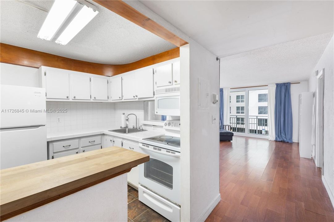 For Sale: $396,000 (1 beds, 1 baths, 662 Square Feet)