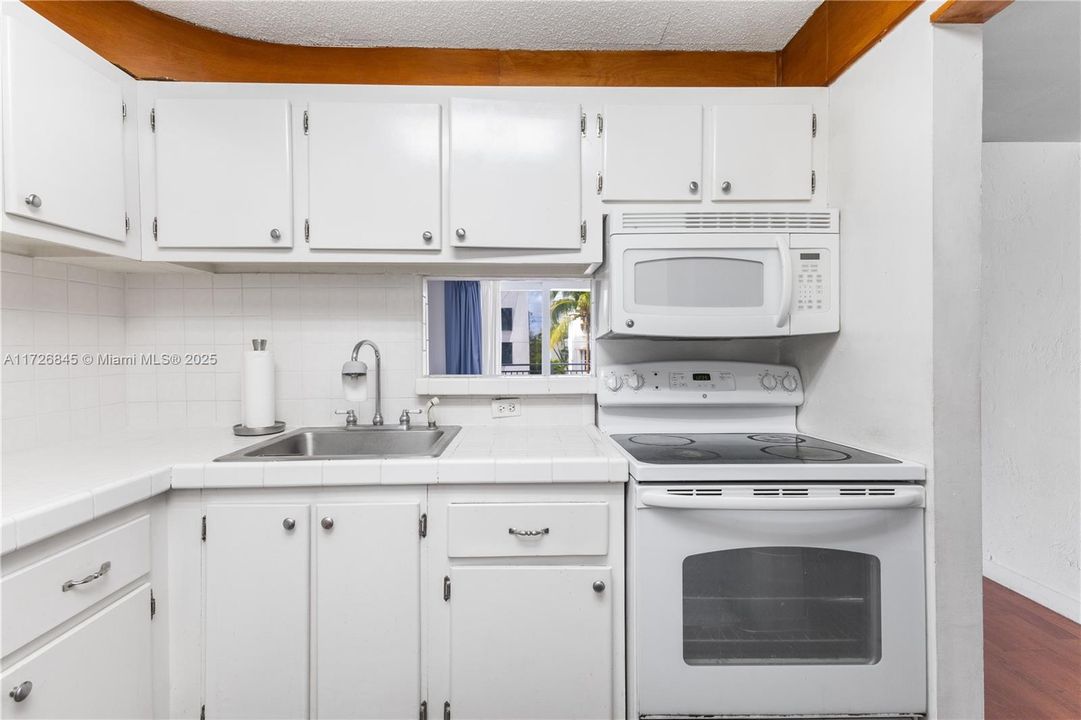 For Sale: $396,000 (1 beds, 1 baths, 662 Square Feet)