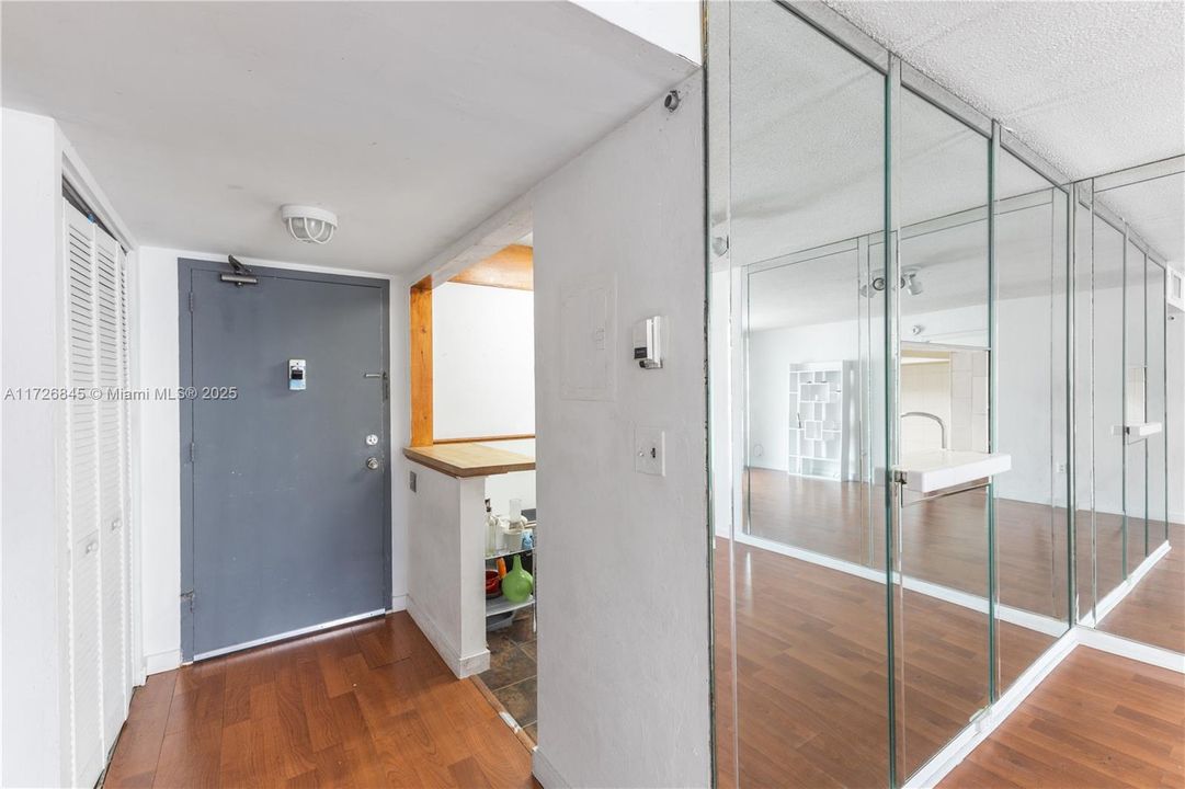 For Sale: $396,000 (1 beds, 1 baths, 662 Square Feet)