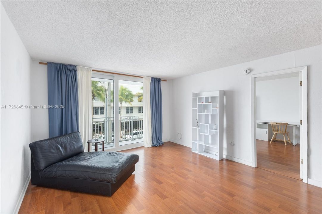 For Sale: $396,000 (1 beds, 1 baths, 662 Square Feet)