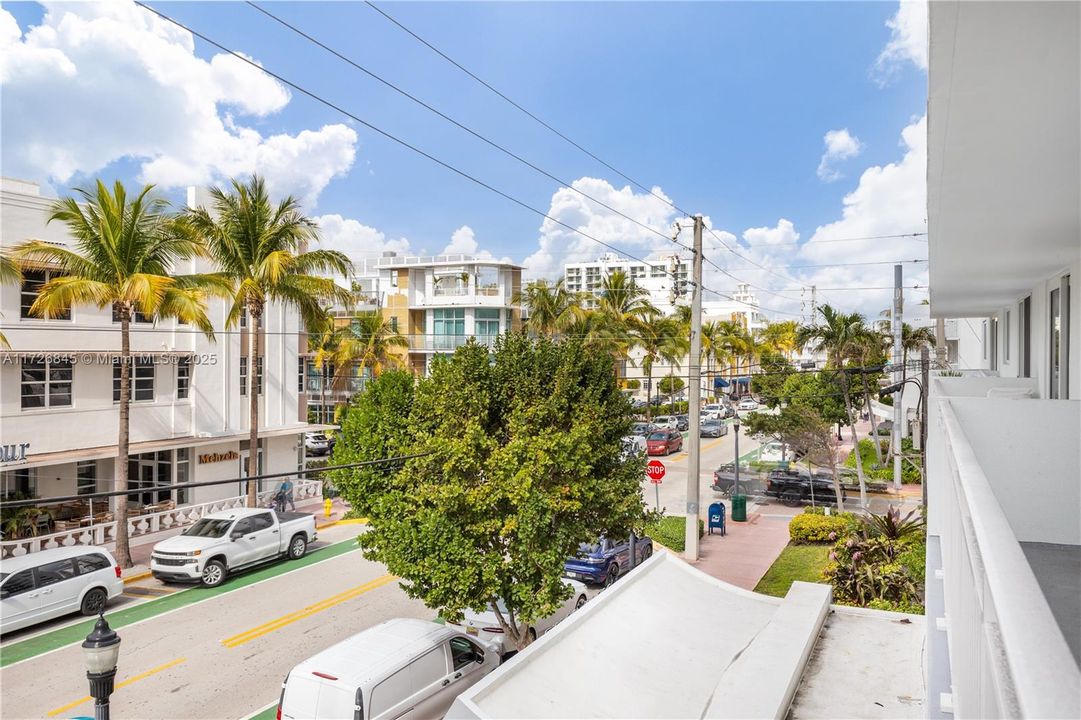 For Sale: $396,000 (1 beds, 1 baths, 662 Square Feet)