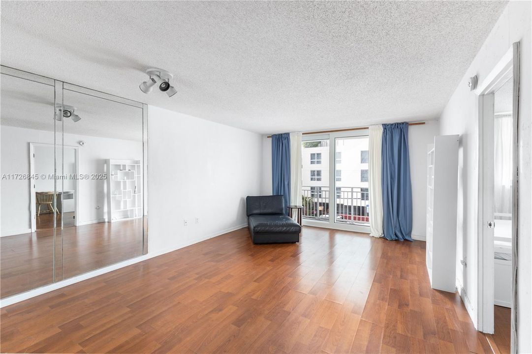 For Sale: $396,000 (1 beds, 1 baths, 662 Square Feet)