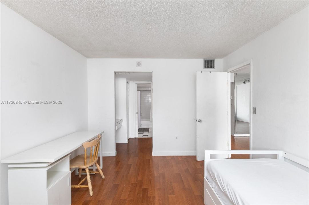For Sale: $396,000 (1 beds, 1 baths, 662 Square Feet)