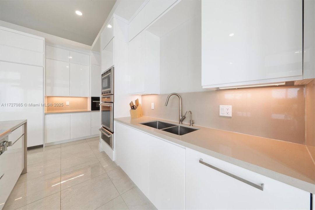 For Sale: $6,250,000 (7 beds, 8 baths, 9019 Square Feet)