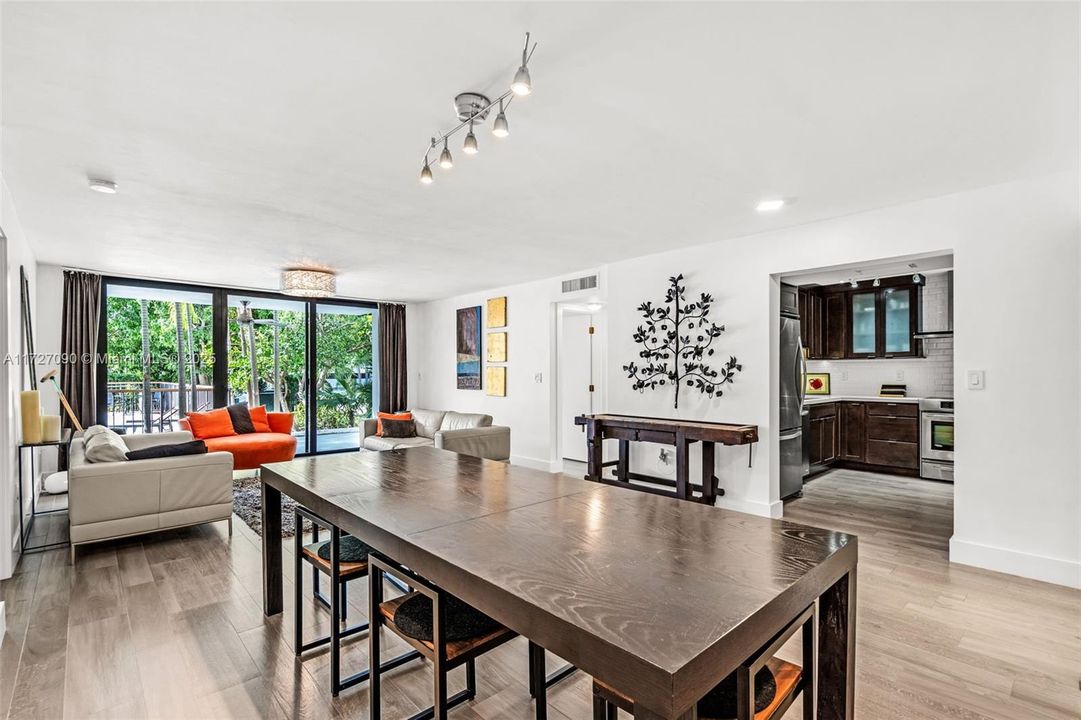 最近售出: $899,000 (2 贝兹, 2 浴室, 1450 平方英尺)