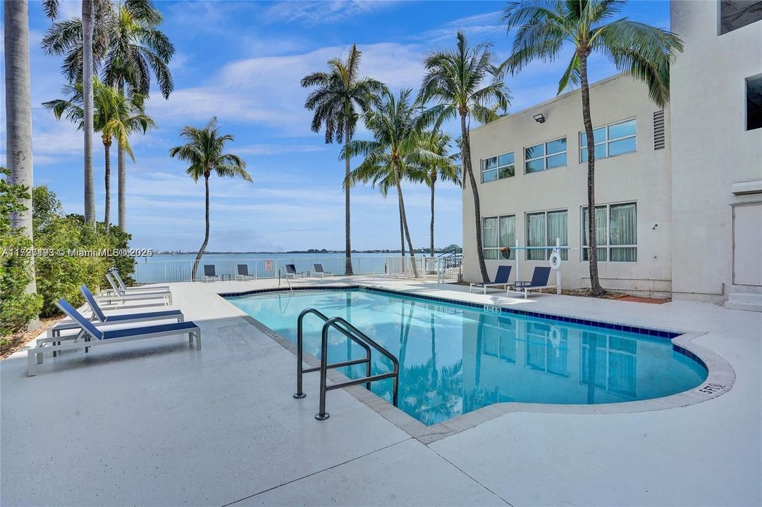 Recently Rented: $1,800 (1 beds, 1 baths, 932 Square Feet)