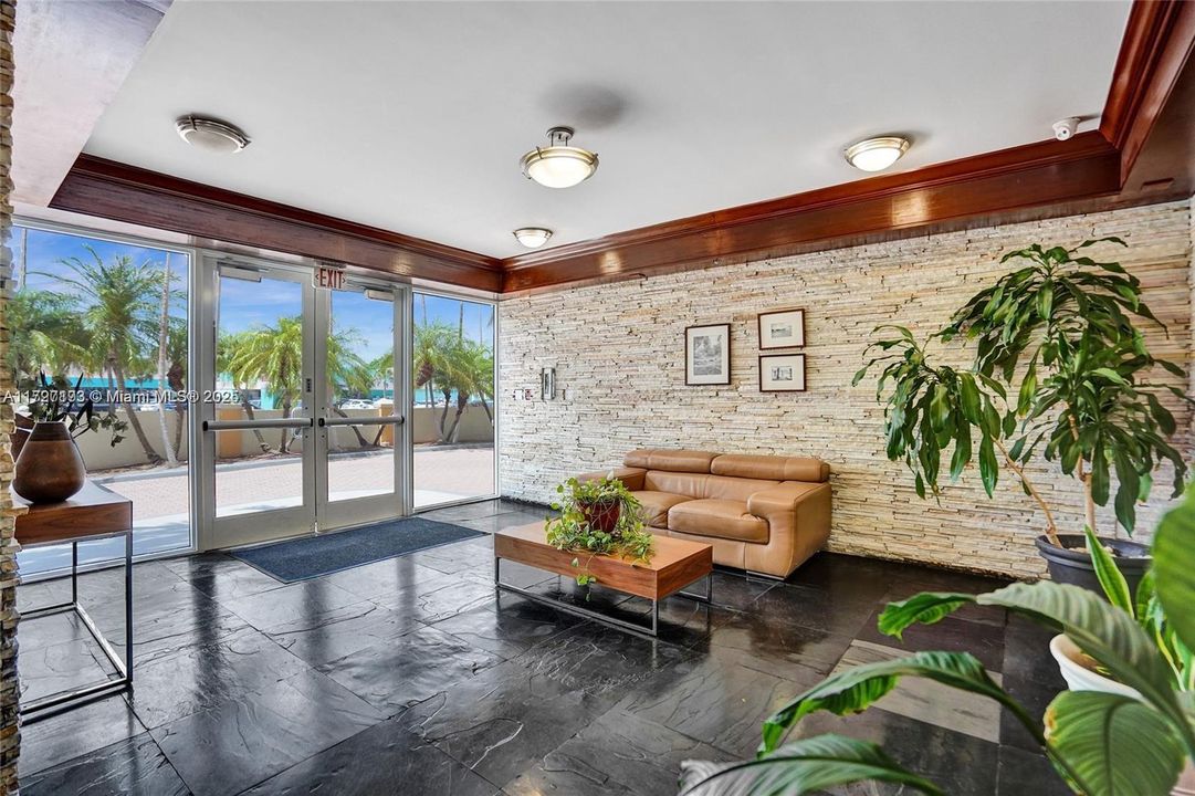 Recently Rented: $1,800 (1 beds, 1 baths, 932 Square Feet)