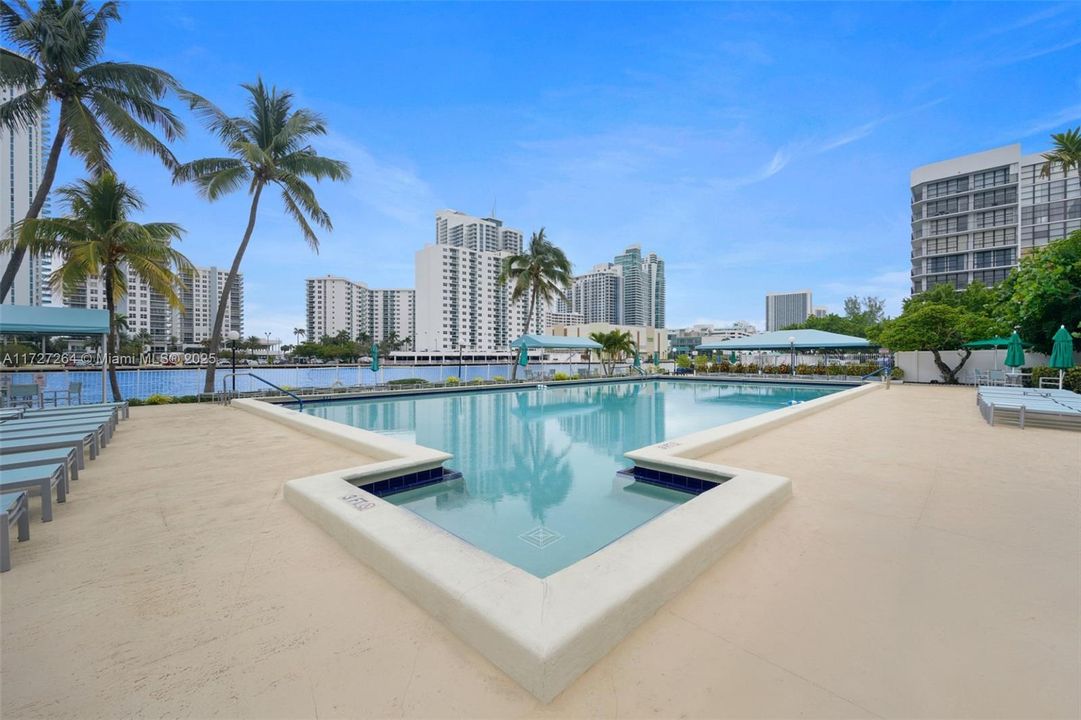 Recently Rented: $1,800 (1 beds, 1 baths, 875 Square Feet)