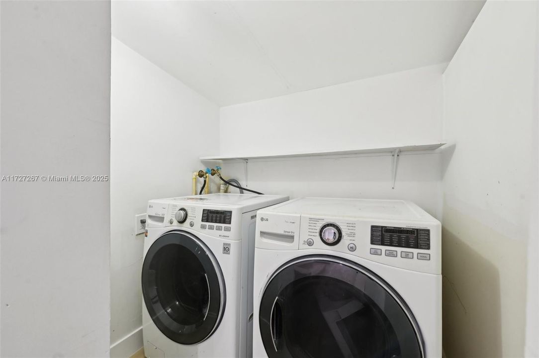 For Sale: $895,000 (3 beds, 2 baths, 2216 Square Feet)