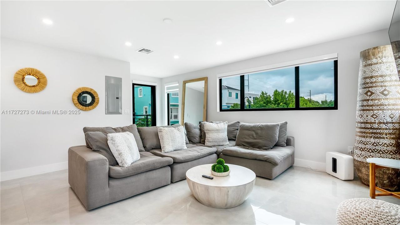 Недавно арендовано: $4,300 (4 спален, 2 ванн, 1760 Квадратных фут)