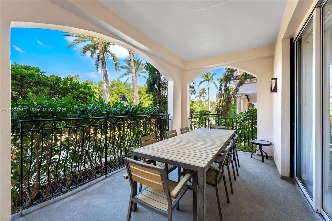 Recently Sold: $2,390,000 (2 beds, 2 baths, 1429 Square Feet)