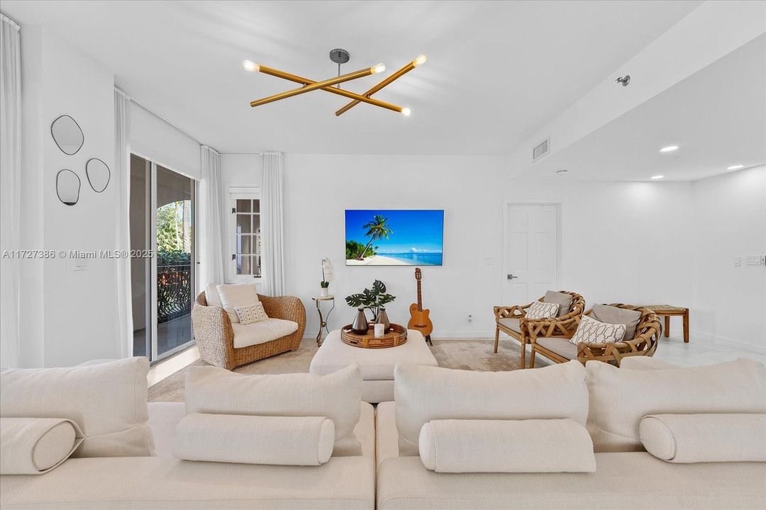 Recently Sold: $2,390,000 (2 beds, 2 baths, 1429 Square Feet)