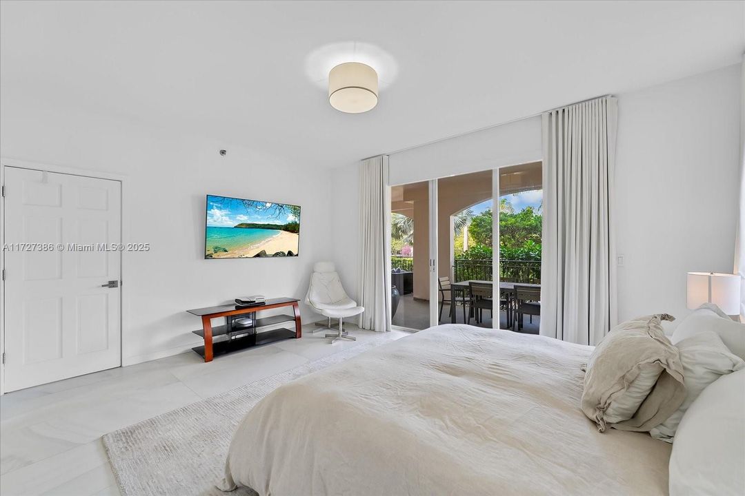 Recently Sold: $2,390,000 (2 beds, 2 baths, 1429 Square Feet)