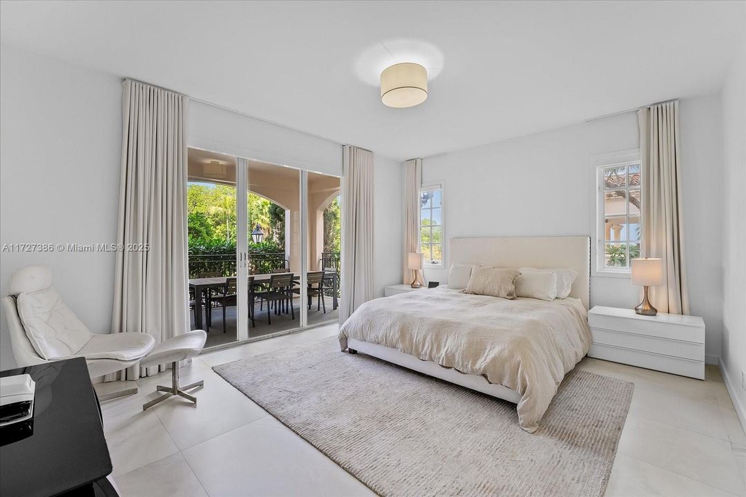 Recently Sold: $2,390,000 (2 beds, 2 baths, 1429 Square Feet)