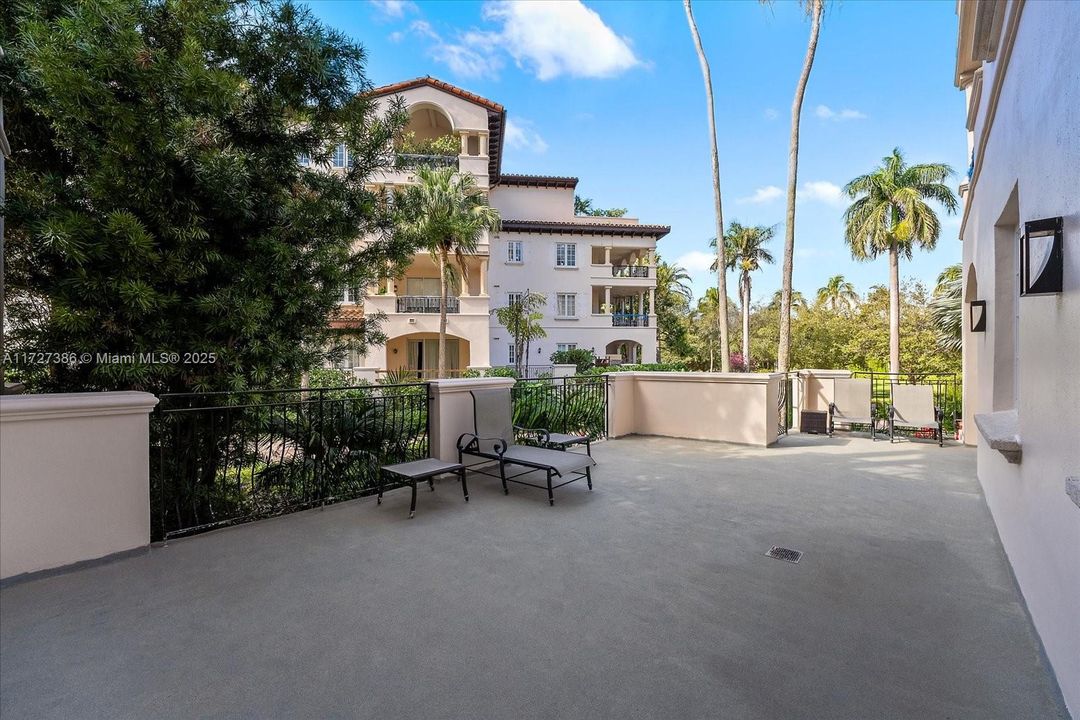 Recently Sold: $2,390,000 (2 beds, 2 baths, 1429 Square Feet)