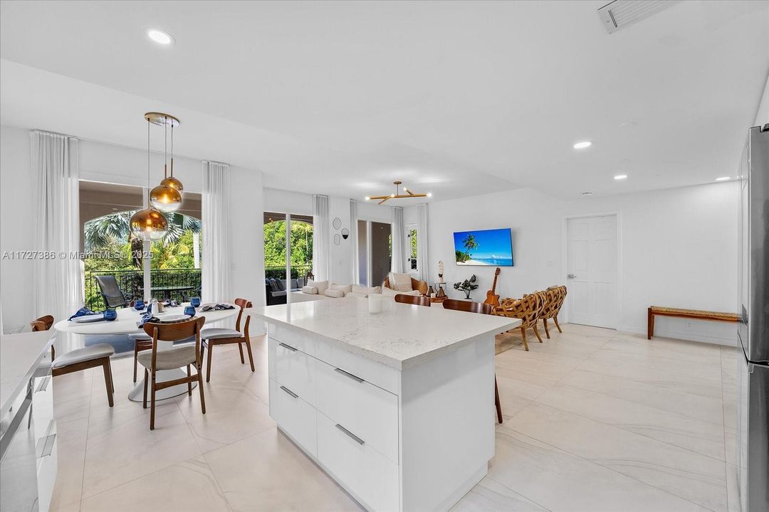 Recently Sold: $2,390,000 (2 beds, 2 baths, 1429 Square Feet)