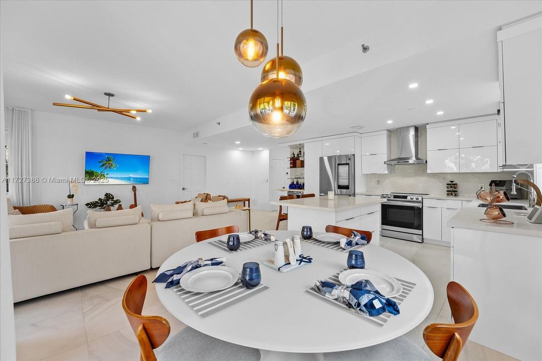 Recently Sold: $2,390,000 (2 beds, 2 baths, 1429 Square Feet)