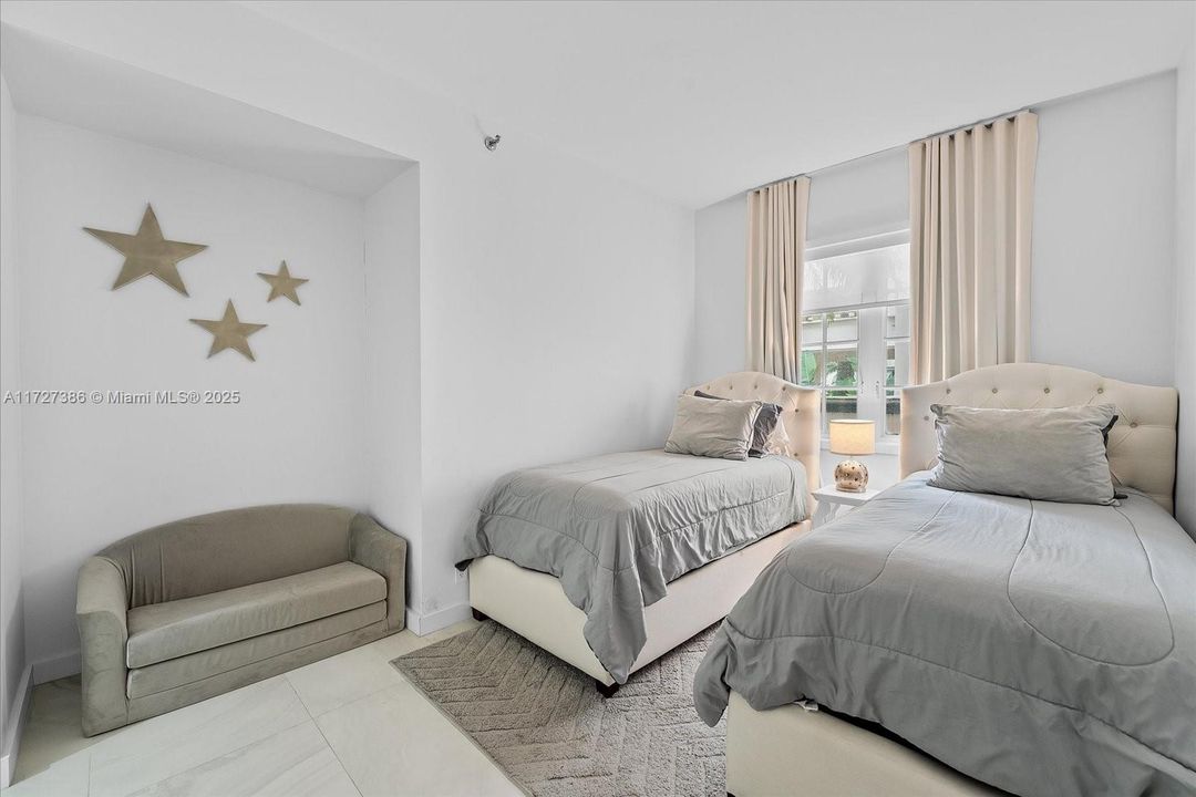 Recently Sold: $2,390,000 (2 beds, 2 baths, 1429 Square Feet)