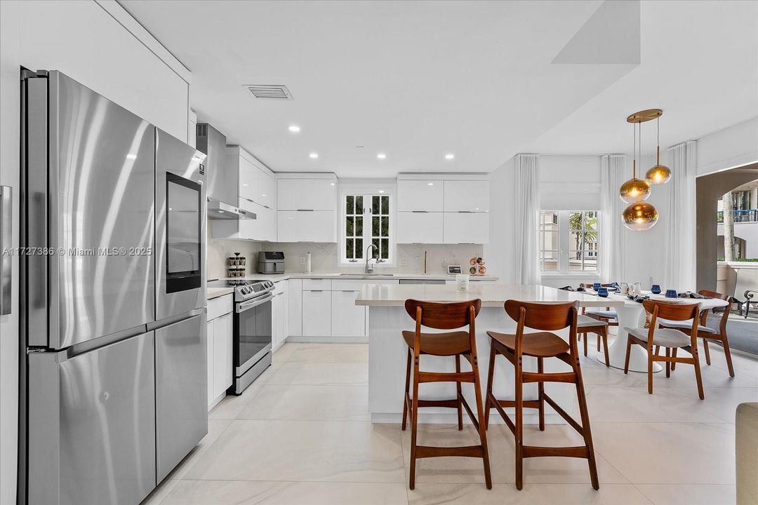 Recently Sold: $2,390,000 (2 beds, 2 baths, 1429 Square Feet)