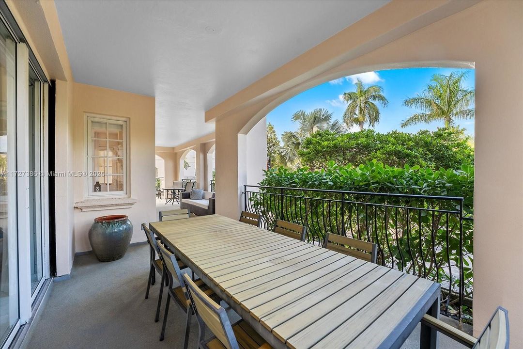 Recently Sold: $2,390,000 (2 beds, 2 baths, 1429 Square Feet)