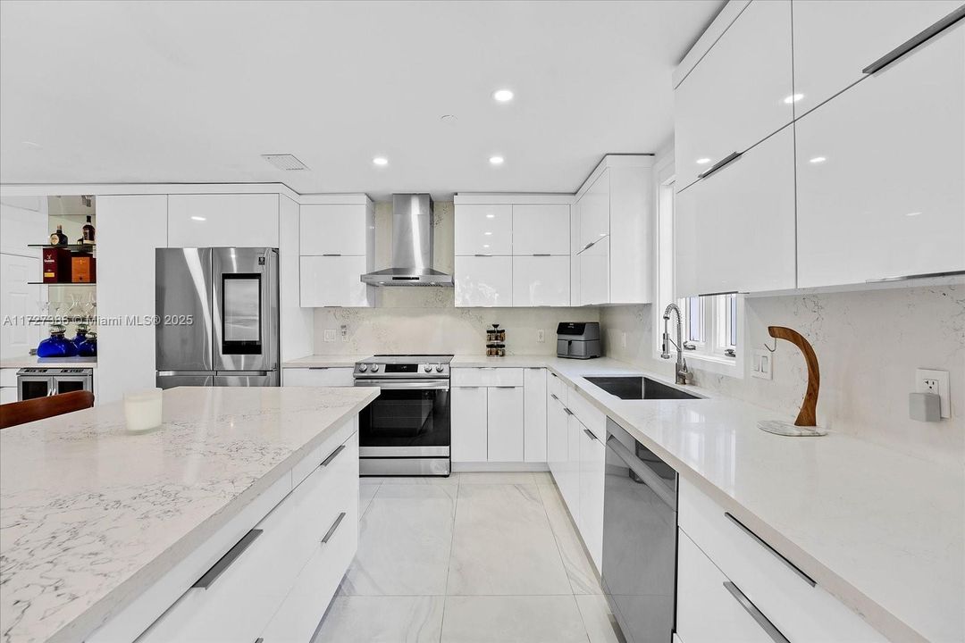 Recently Sold: $2,390,000 (2 beds, 2 baths, 1429 Square Feet)