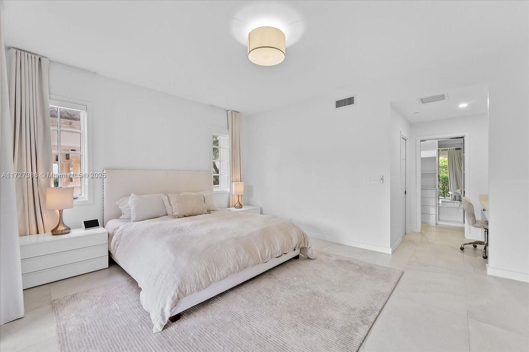 Recently Sold: $2,390,000 (2 beds, 2 baths, 1429 Square Feet)