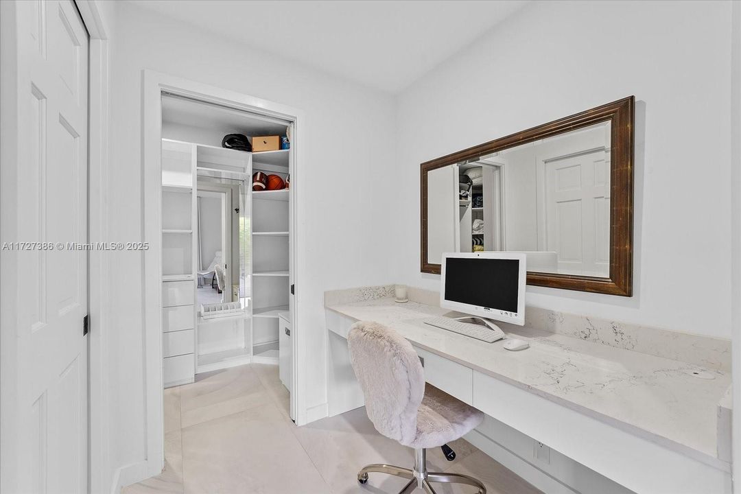 Recently Sold: $2,390,000 (2 beds, 2 baths, 1429 Square Feet)