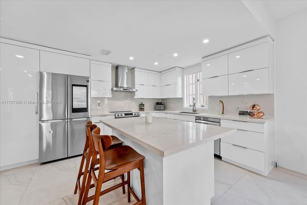 Recently Sold: $2,390,000 (2 beds, 2 baths, 1429 Square Feet)