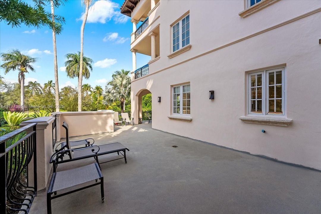 Recently Sold: $2,390,000 (2 beds, 2 baths, 1429 Square Feet)