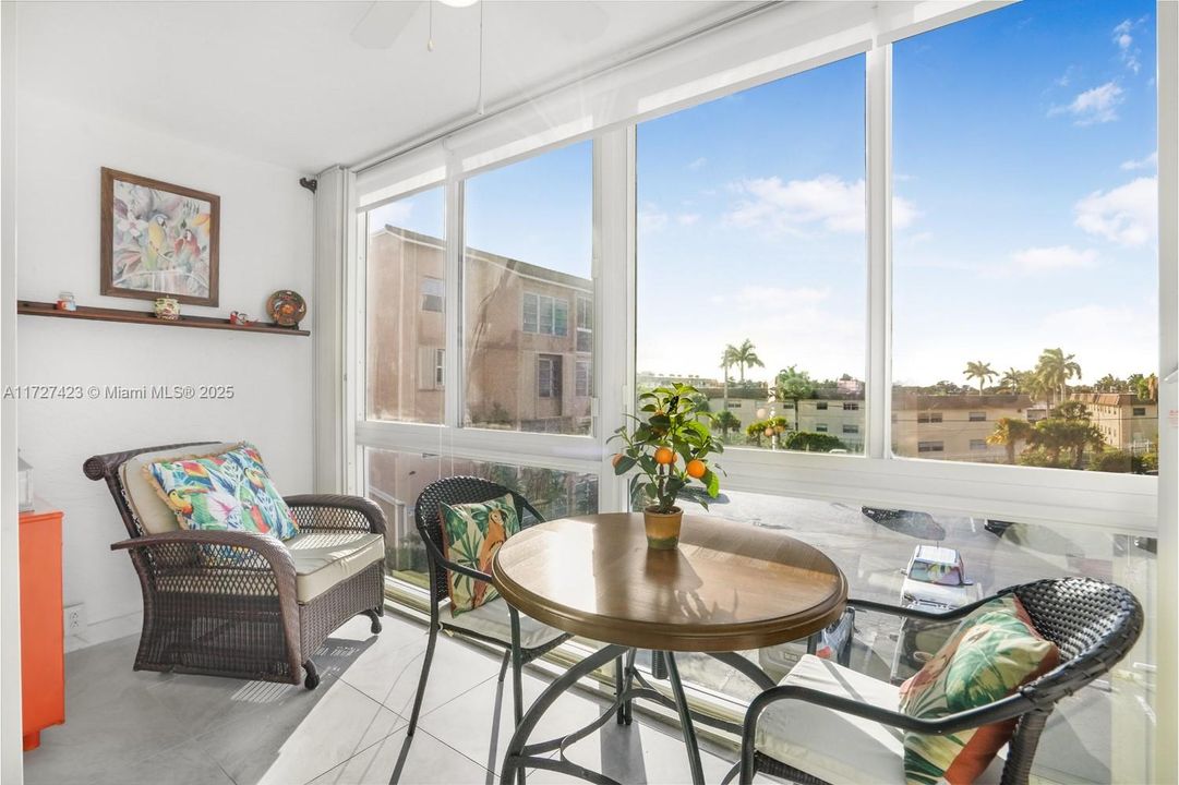 For Sale: $95,000 (1 beds, 1 baths, 748 Square Feet)