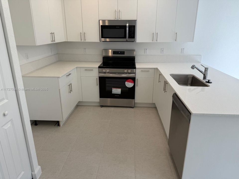 Recently Rented: $3,300 (3 beds, 2 baths, 1368 Square Feet)