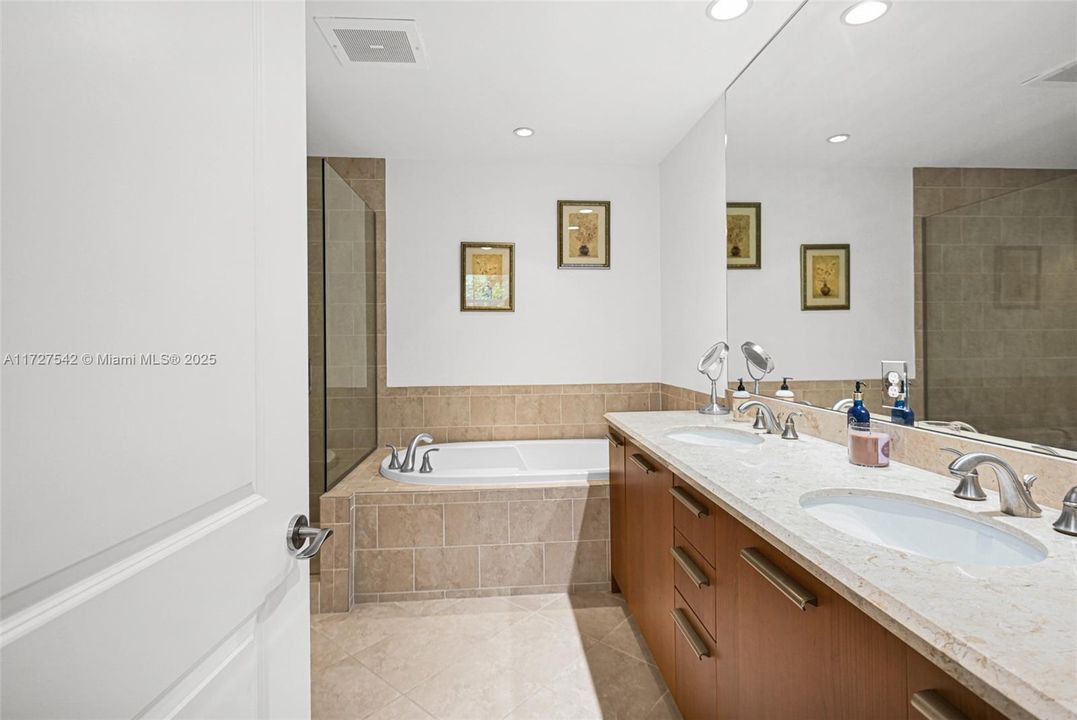 Recently Sold: $949,990 (2 beds, 2 baths, 1490 Square Feet)