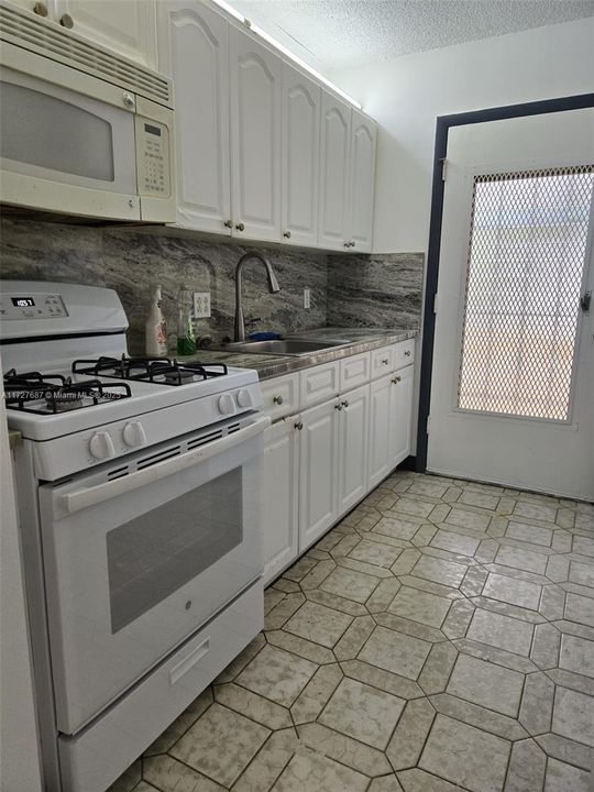 En Venta: $150,000 (2 camas, 2 baños, 902 Pies cuadrados)