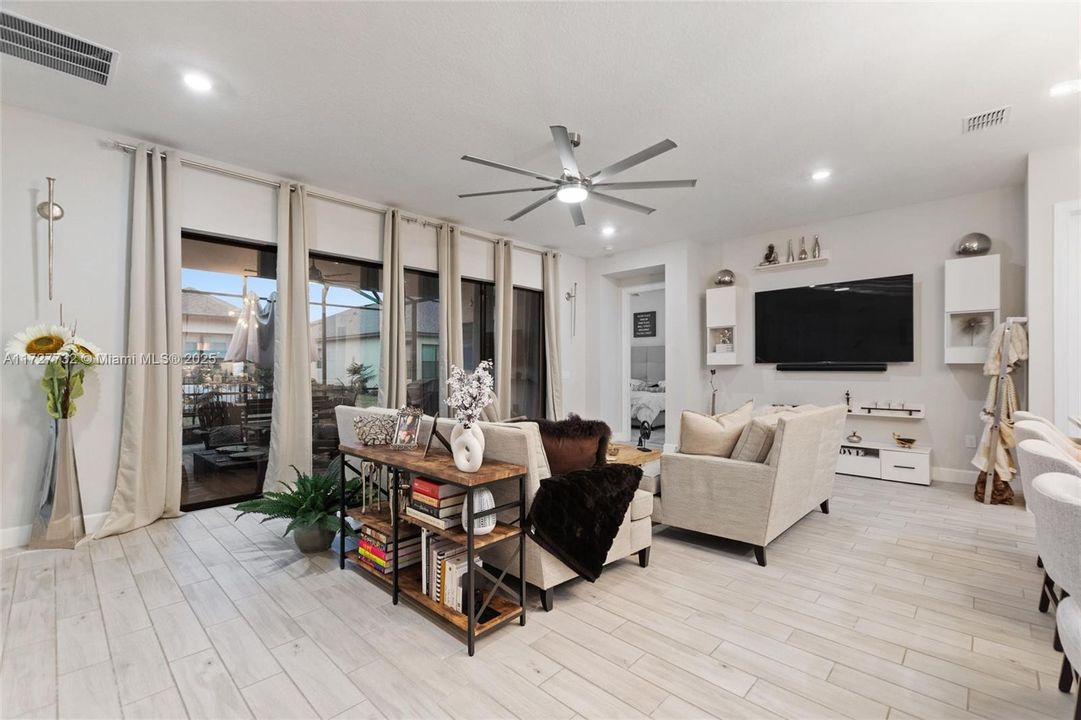Recently Sold: $482,000 (3 beds, 3 baths, 2274 Square Feet)