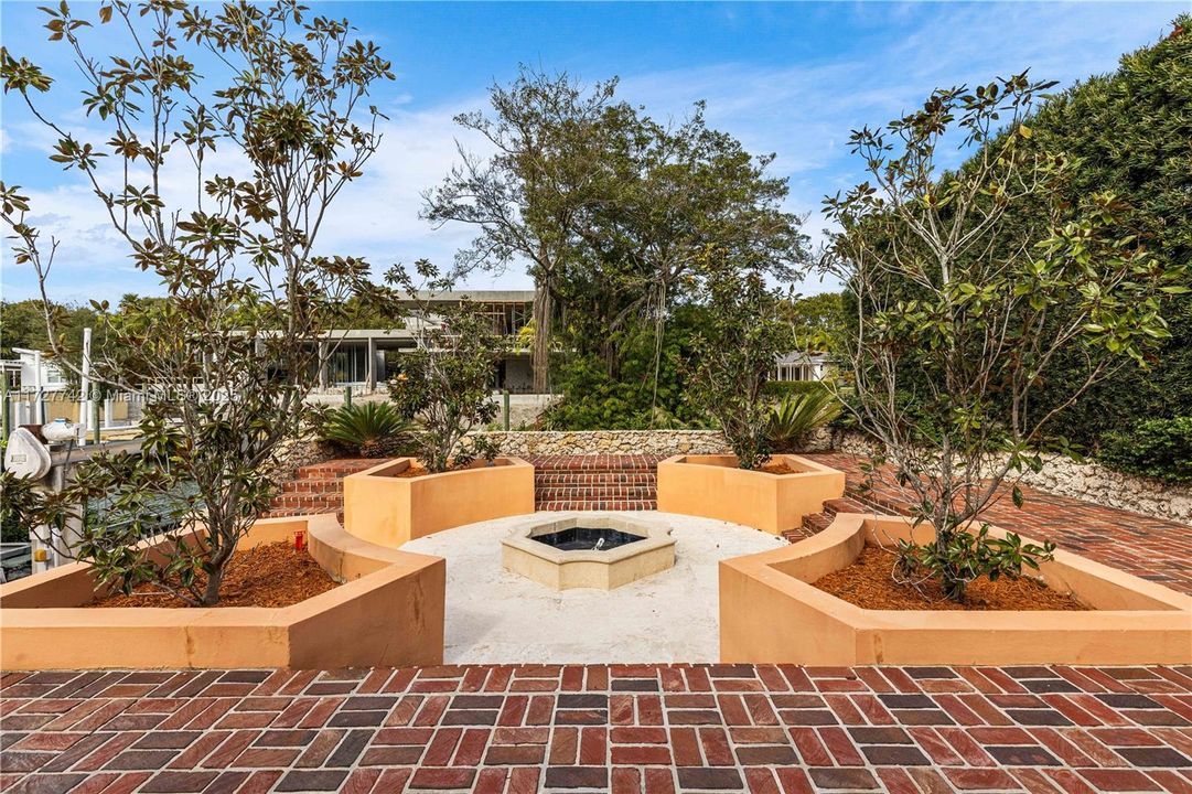 For Sale: $4,999,000 (4 beds, 3 baths, 2654 Square Feet)