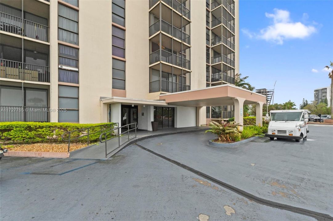 待售: $202,500 (1 贝兹, 1 浴室, 913 平方英尺)