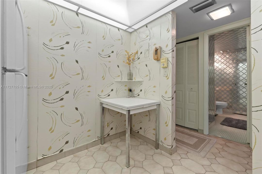 待售: $202,500 (1 贝兹, 1 浴室, 913 平方英尺)