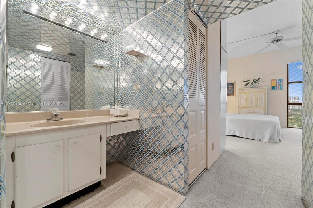 待售: $202,500 (1 贝兹, 1 浴室, 913 平方英尺)