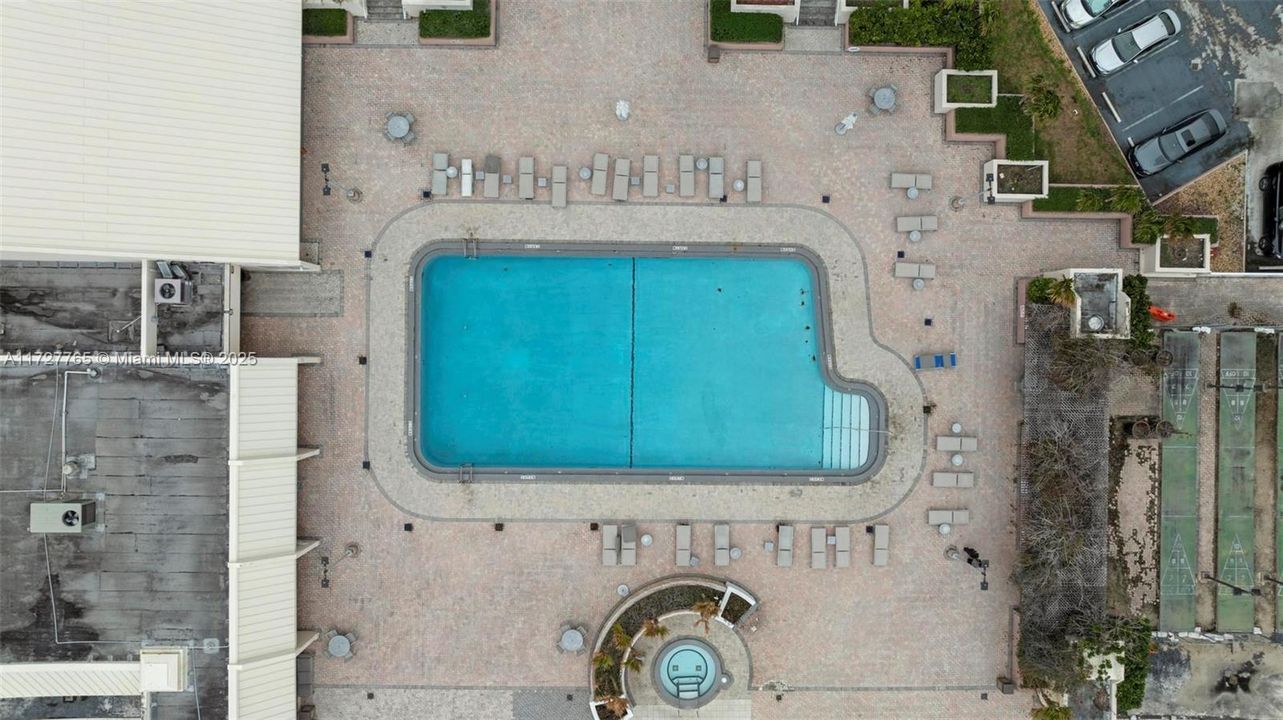 待售: $202,500 (1 贝兹, 1 浴室, 913 平方英尺)