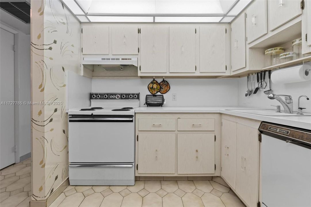 待售: $202,500 (1 贝兹, 1 浴室, 913 平方英尺)