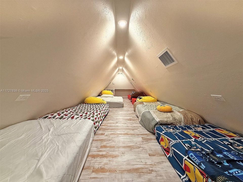 En Venta: $2,192,643 (3 camas, 3 baños, 2625 Pies cuadrados)