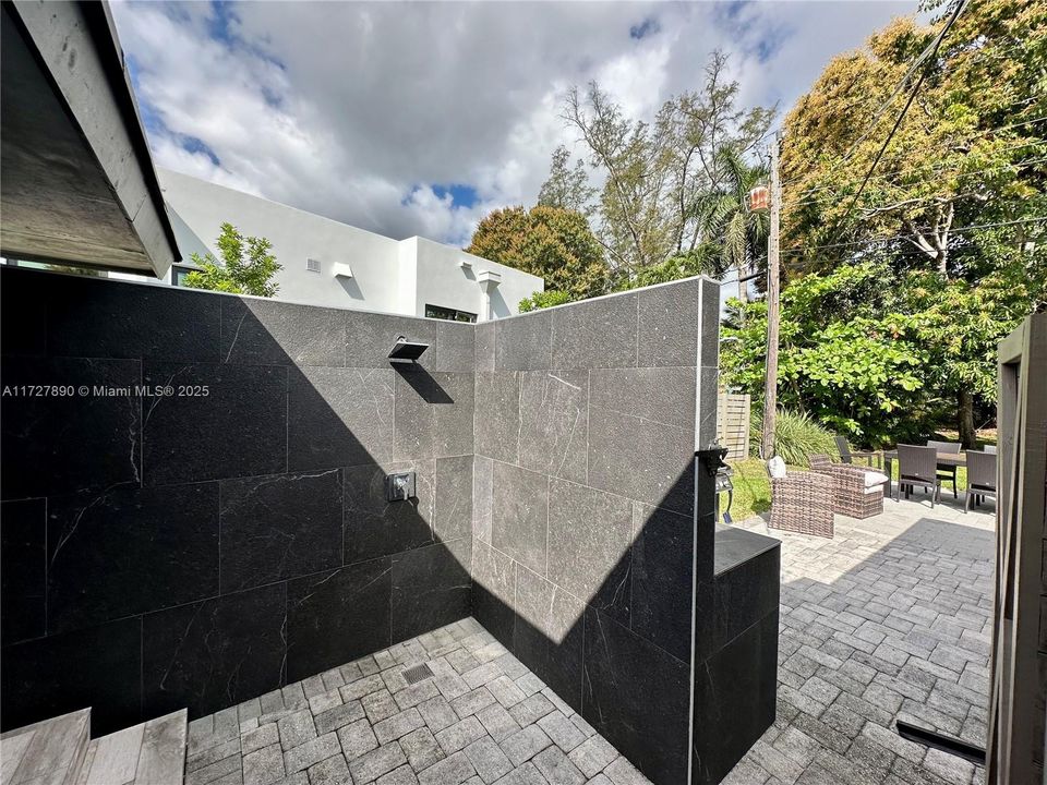 For Sale: $939,900 (3 beds, 2 baths, 1325 Square Feet)